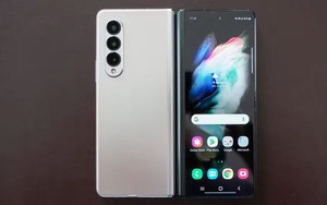 Bill Gates đang sử dụng một chiếc điện thoại gập, nhưng không phải Surface Duo