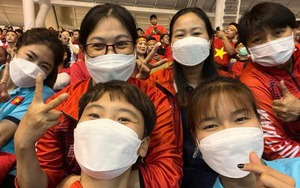 Hội nhà vô địch SEA Games tối hôm trước rủ nhau đi cổ vũ U23 Việt Nam giành HCV: Loạt ảnh viral đêm chung kết!