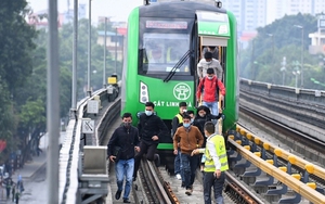 Tàu Cát Linh đột ngột dừng trong mưa: Do chuyển từ lái tự động sang có người điều khiển?