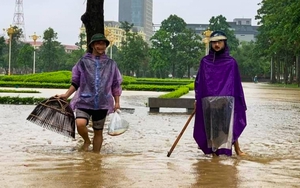 Đường biến thành 'sông', người dân mang vó, vợt ra bắt cá