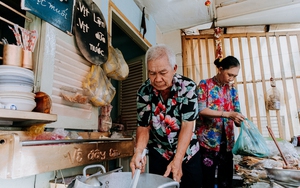 Quán cháo trắng hơn 10 năm chỉ bán giá 1.000 đồng của đôi vợ chồng già ở Sài Gòn: "Bán rẻ cho người ta ăn no là được rồi"