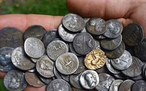 Kho báu hàng trăm đồng tiền cổ phát hiện ở Anh