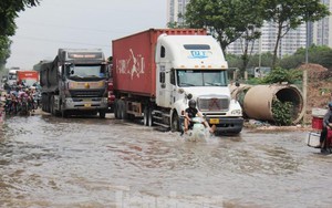 Hà Nội: Đường ngập, trạm bơm tiêu úng 4.700 tỷ đồng tê liệt