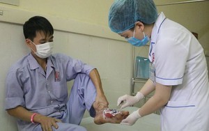 Hoại tử bàn chân do chữa bỏng theo lời thầy lang