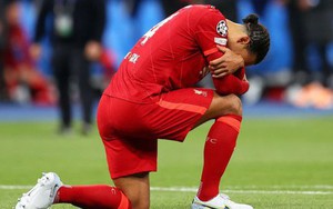 "Chiến thần" Van Dijk kéo áo trùm đầu, che giấu nỗi buồn vô hạn khi Liverpool thua chung kết Champions League