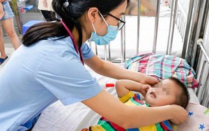 Trẻ mắc tay chân miệng gia tăng: Bác sĩ cảnh báo triệu chứng cha mẹ không được bỏ qua