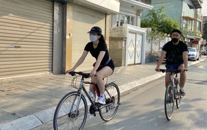 "Ngồi không" kiếm tiền triệu mỗi ngày nhờ dịch vụ cho thuê xe đạp ở Hồ Tây