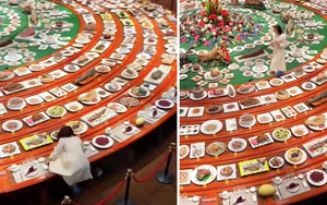 Bàn tiệc buffet 8 vòng khổng lồ, khách phải trèo lên bàn mới lấy được đồ ăn: Hé lộ cú twist khiến dân mạng chưng hửng