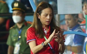 Đội nhà nhận thẻ đỏ, trưởng đoàn U23 Thái Lan lập tức gọi điện thoại
