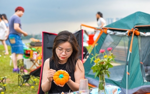 Bãi sông Hồng đông nghịt người cắm trại, vui chơi ngày cuối tuần