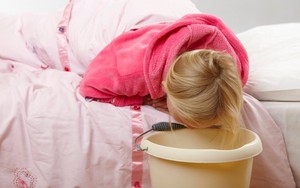 Trẻ nôn ra nước, đau bụng nhiều: Cha mẹ làm gì?