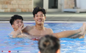 Hot boy U23 Việt Nam Lương Duy Cương khoe body "cực phẩm" ở bể bơi