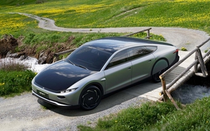 Khủng hơn Tesla, mẫu xe điện Hà Lan có thể đi 7 tháng không cần sạc: Bí mật nào đằng sau?