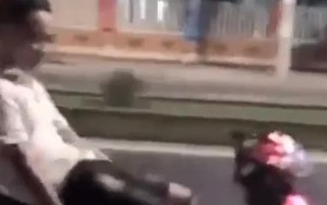 CLIP: Nam thiếu niên buông cả 2 tay, "diễn xiếc" trên xe máy