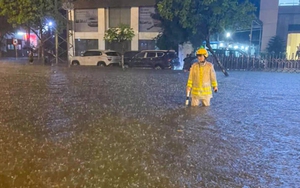 Hà Nội: Nhiều tuyến đường ngập hơn nửa mét, xe chết máy la liệt sau trận mưa lớn
