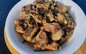 Vịt đừng luộc hay nướng nữa, thử kho với thứ rau bán rẻ bèo ngoài chợ này cực nổi vị, hết sạch mùi hôi tanh, đưa cơm phải biết