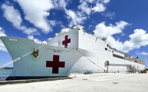 Tàu bệnh viện của Hải quân Mỹ tham gia khám chữa bệnh tại Phú Yên