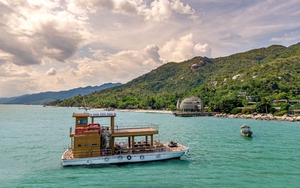 Ở vịnh Ninh Vân, có ‘thiên đường nghỉ dưỡng biệt lập’: Biệt thự gỗ ẩn hiện giữa biển trời; hiking, tắm suối xong có ‘đội quản gia’ và bếp 5 sao phục vụ ẩm thực giữa rừng