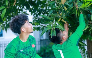 Cầu thủ U19 Việt Nam thi nhau hái xoài, giúp đàn chị đội tuyển nữ tìm dép