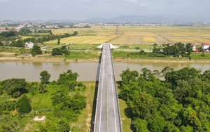Cầu trăm tỷ xây xong 2 năm vẫn "bỏ hoang" do chưa có lối lên xuống