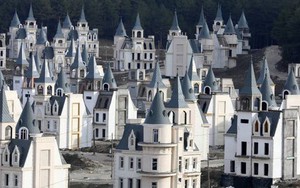 “Thị trấn cổ tích Disney” 4.600 tỷ có hàng trăm lâu đài thần tiên nhưng bước vào bên trong lại hoang tàn như thành phố ma