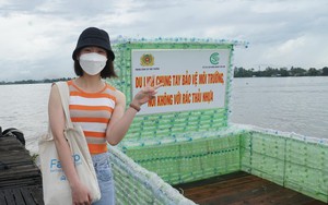 Độc đáo chiếc thuyền làm từ 2.500 chai nhựa giữa sông Hậu