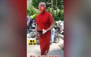 Ông bố Trung Quốc mặc sườn xám để lấy hên cho con đi thi đại học