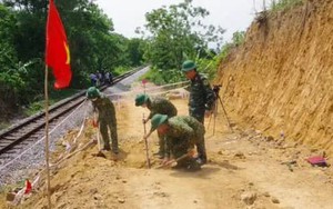 Phát hiện quả bom "khủng" nguyên ngòi nổ cạnh đường ray tàu hỏa ở Quảng Bình