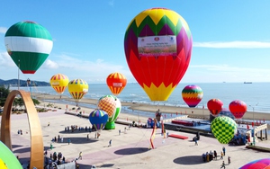 Mãn nhãn màn biểu diễn khinh khí cầu đặc sắc ở phố biển Cửa Lò