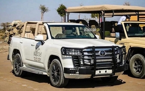 Toyota Land Cruiser Series 300 bị cắt mui không thương tiếc để làm xe mui trần