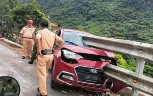 Kinh hãi cảnh hộ lan bên đường xuyên thủng kính lái ôtô, tài xế thoát nạn khó tin
