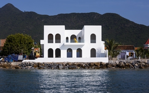 Ngôi nhà tựa Santorini thu nhỏ bên bờ biển Khánh Hòa với ngàn góc sống ảo