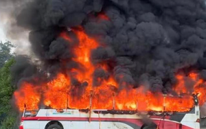 Hà Nội: Xe khách bốc cháy dữ dội khi đang di chuyển trên đường