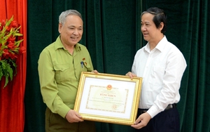 Bộ GD&ĐT tặng Bằng khen cho thí sinh-thương binh chống Mỹ 82 tuổi tốt nghiệp THPT
