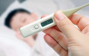 Trẻ sốt cao vì viêm não, cha mẹ nhầm say nắng, say nóng