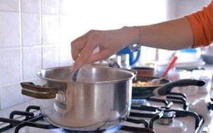 Mẹo tránh đen nồi khi dùng bếp ga bà nội trợ nào cũng nên biết