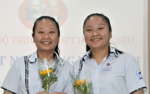 Chị em song sinh được kết nạp Đảng trước ngày thi tốt nghiệp