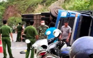 Hai anh em đi xe máy bị xe container lật đè chết trên đèo Con Ó