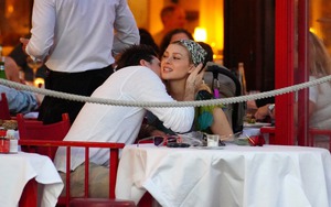 Brooklyn Beckham ôm hôn vợ xinh nơi công cộng