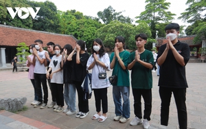 Sĩ tử đi lễ cầu may mong... “khoanh bừa” cũng trúng