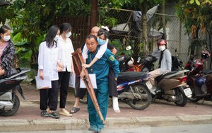 Xúc động, bố cõng con gái đi thi