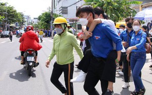 Bị tai nạn gãy chân, nữ sinh được tình nguyện viên cõng vào phòng thi