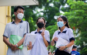 Hết giờ thi môn Toán, thí sinh đánh giá đề năm nay vừa sức