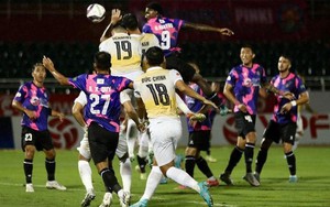 Ngôi sao V.League tái hiện bàn thắng bằng tay của Maradona