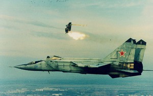 Phi công địch nhảy dù thoát thân khỏi máy bay bốc cháy: Vì sao không được phép bắn hạ?