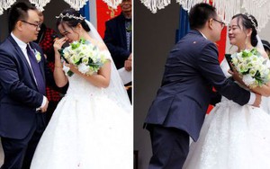 Chiều vợ, chú rể chặt tre nứa trong rừng để trang trí đám cưới ở nông thôn