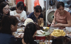 Một ngày đi ăn tại "siêu ngõ ẩm thực" ngay giữa lòng phố cổ Hà Nội, dạo một vòng là no căng bụng