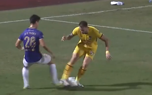Duy Mạnh dẫm chân tiền đạo HAGL trong vòng cấm, Hà Nội FC thoát phạt đền
