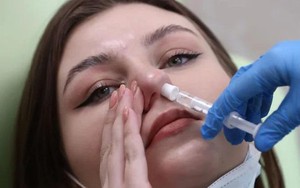Vắc xin ngừa COVID-19 dạng xịt mũi của Nga chống lại tất cả các biến thể virus