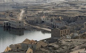 Tây Ban Nha: Sự trở lại của ngôi làng ma sau 30 năm chìm sâu dưới lòng hồ